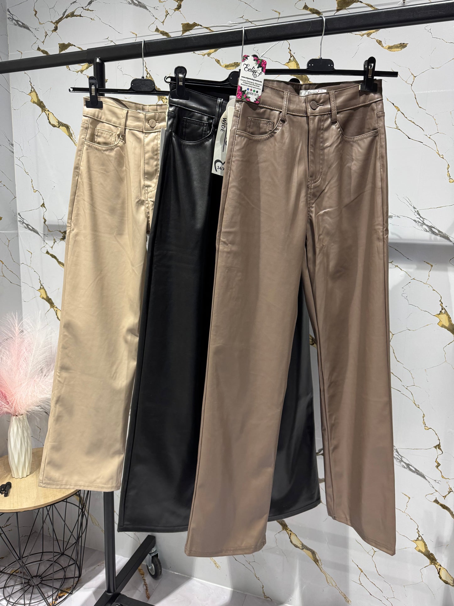 Pantalón polipiel beige