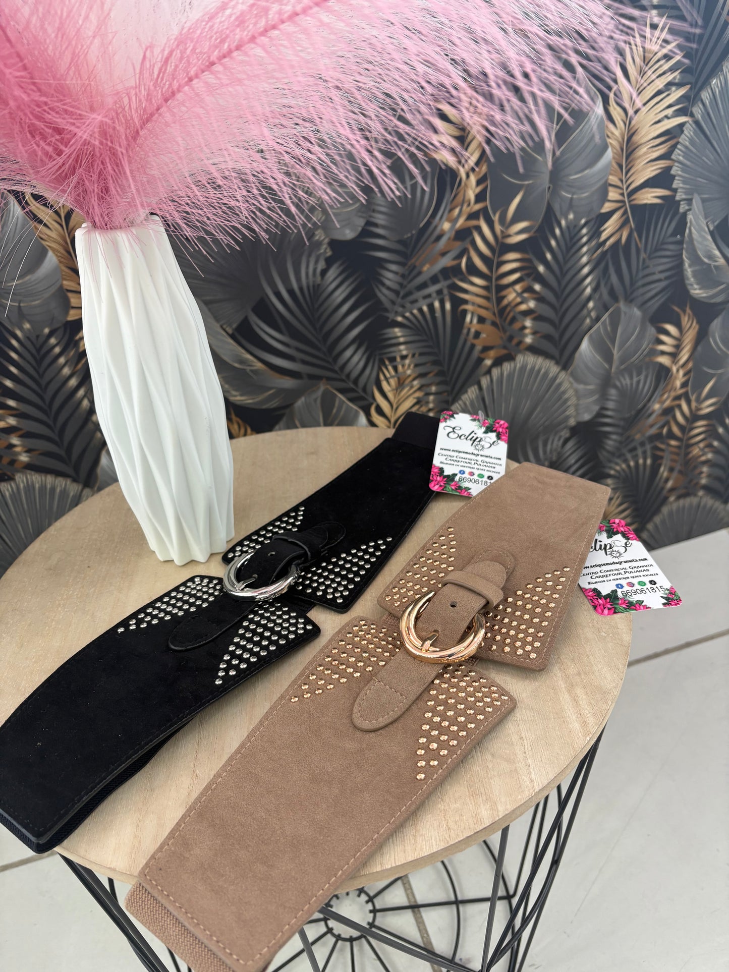 Cinturón antelina y tachuelas.