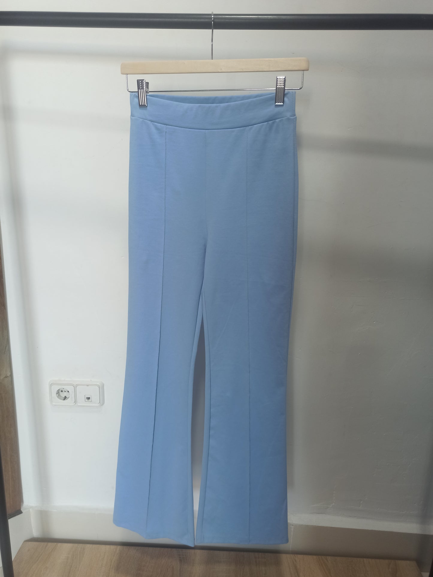 Pantalón celeste liso