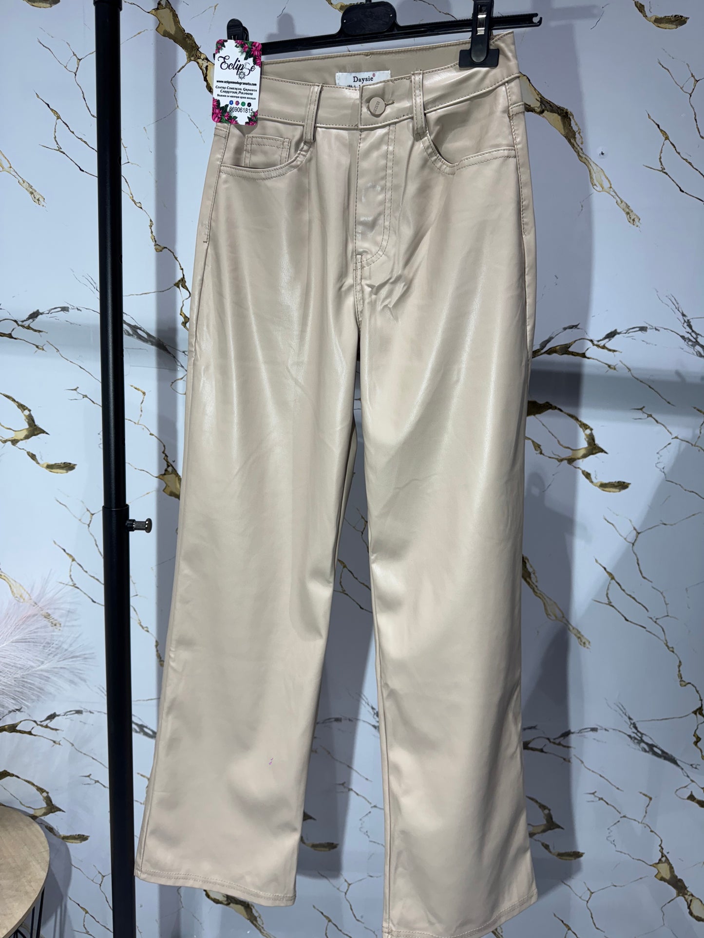 Pantalón polipiel beige