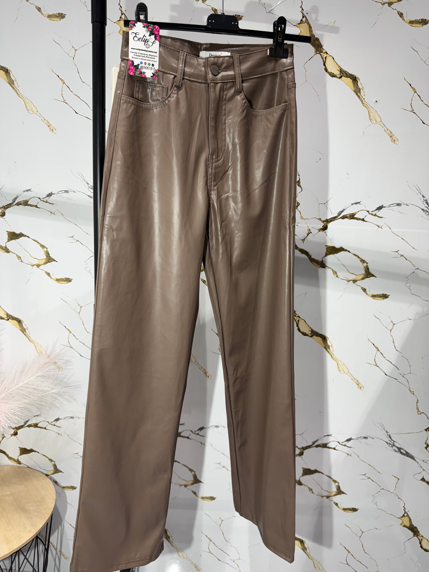 Pantalón polipiel chocolate ￼