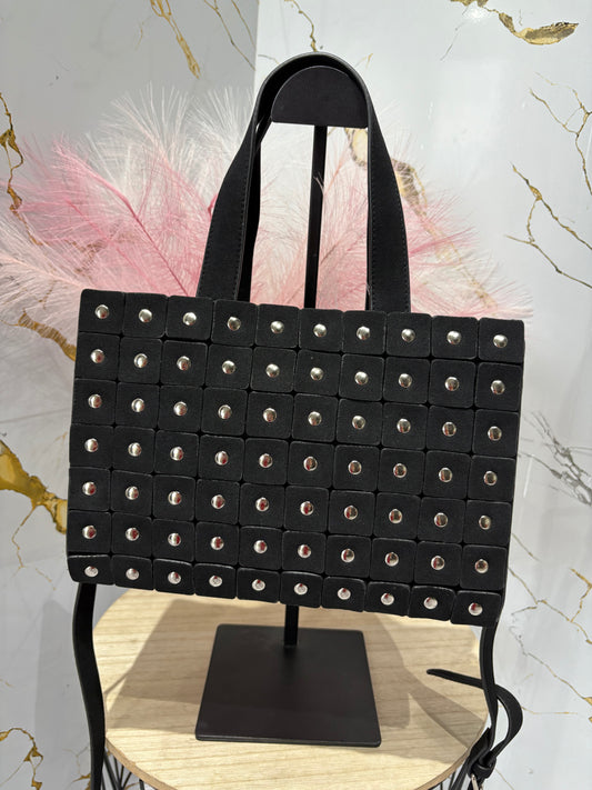 Bolso tachuelas grande.