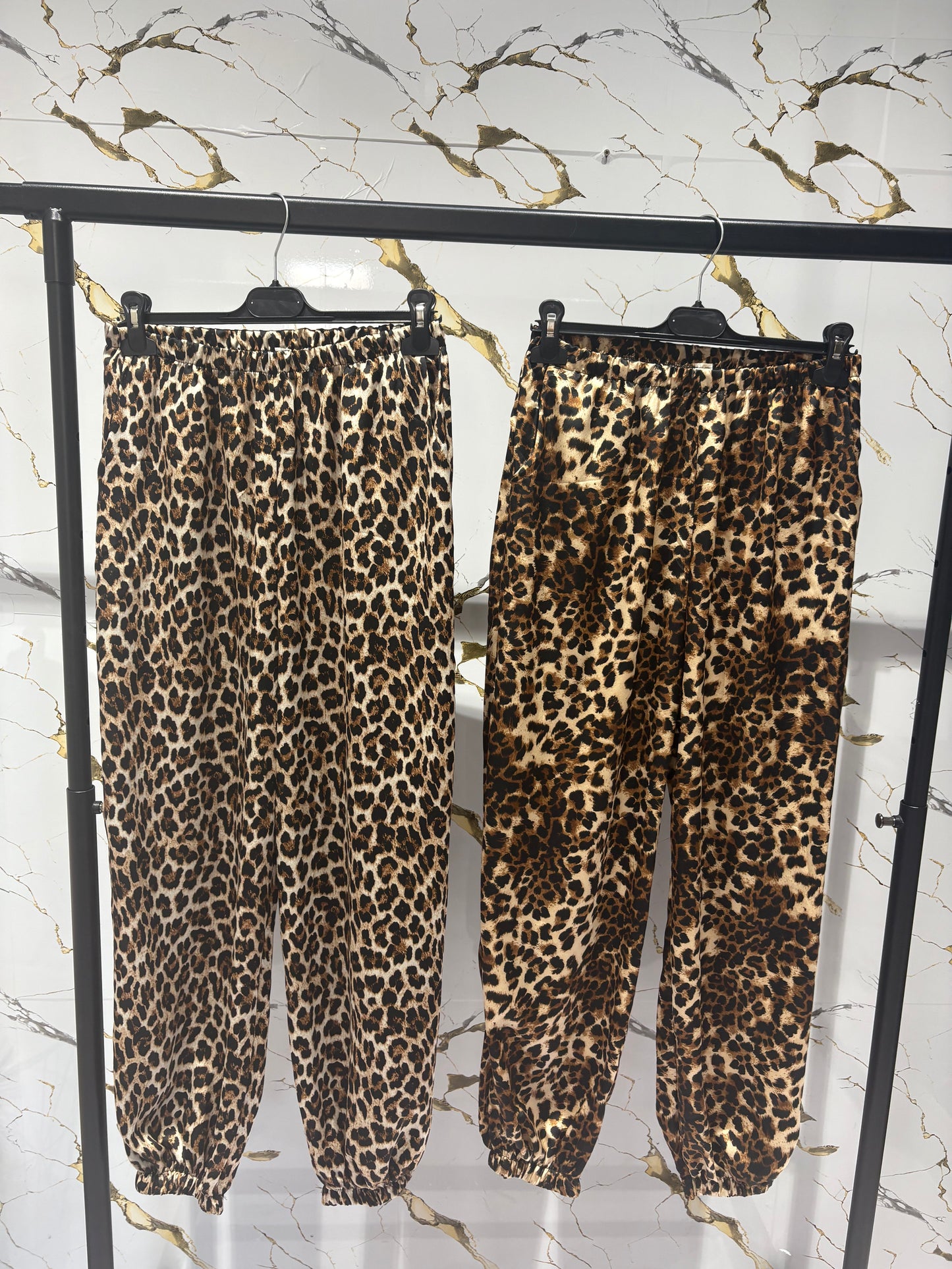 Pantalón satinado animal print