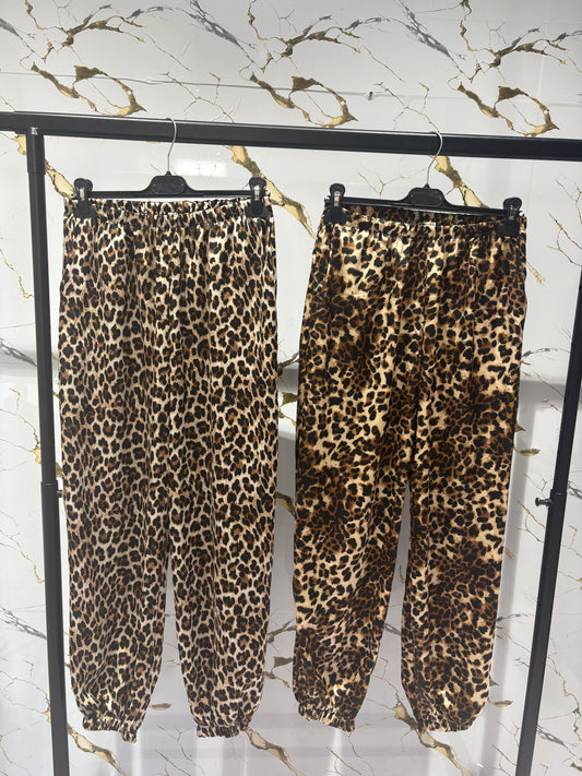 Pantalón satinado animal print