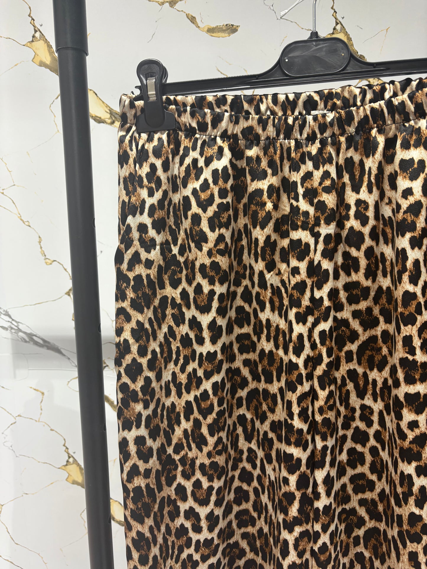 Pantalón satinado animal print