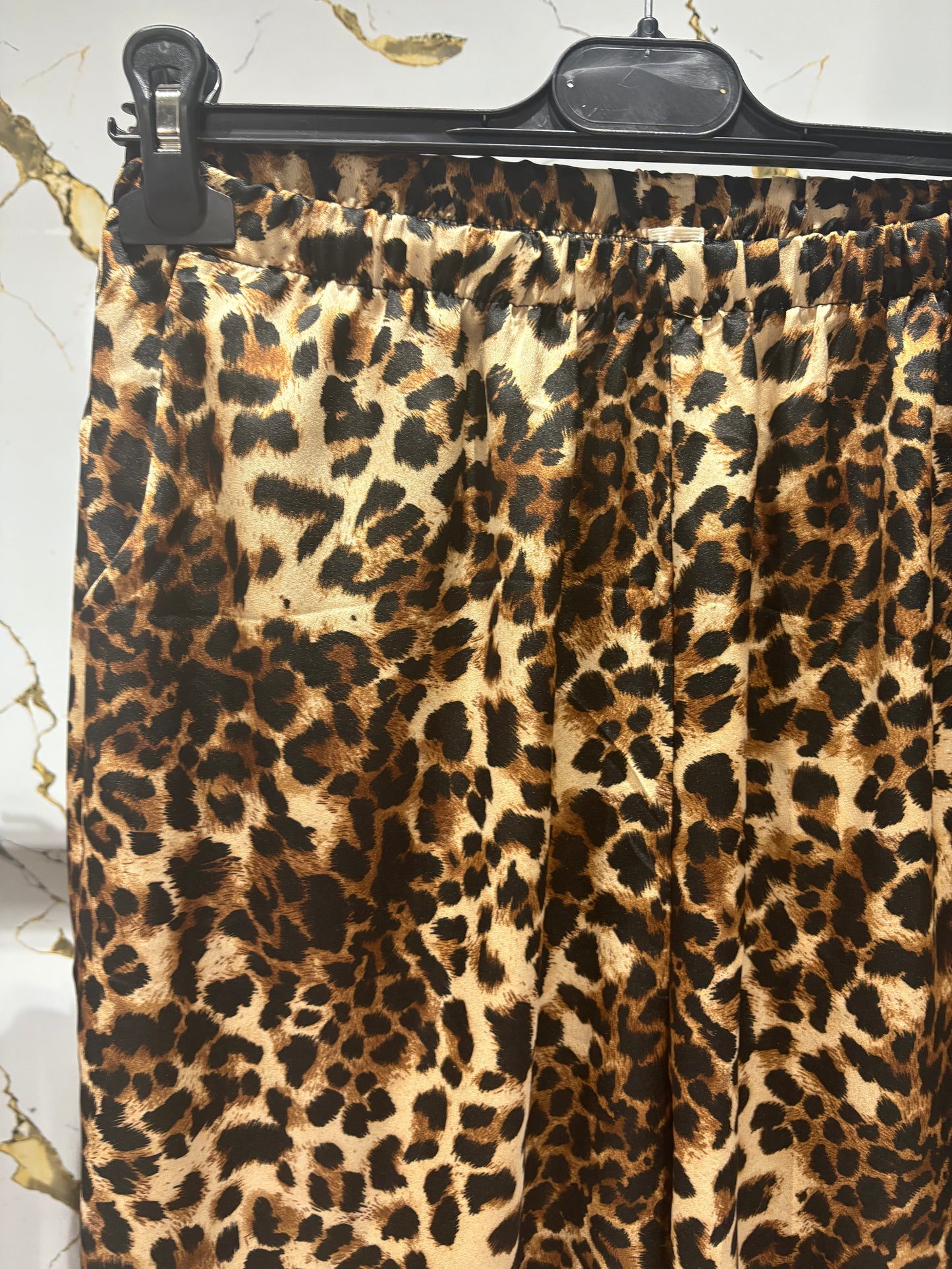 Pantalón satinado animal print