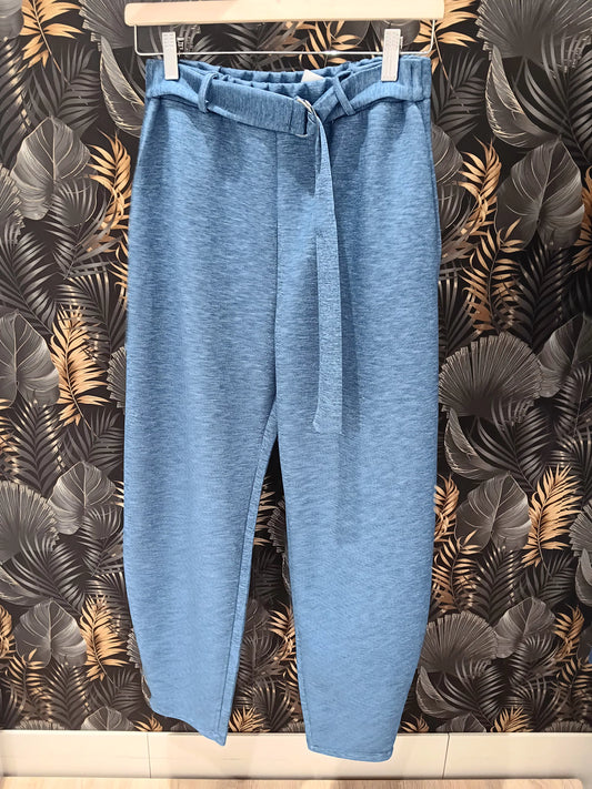 Pantalón con cinturón