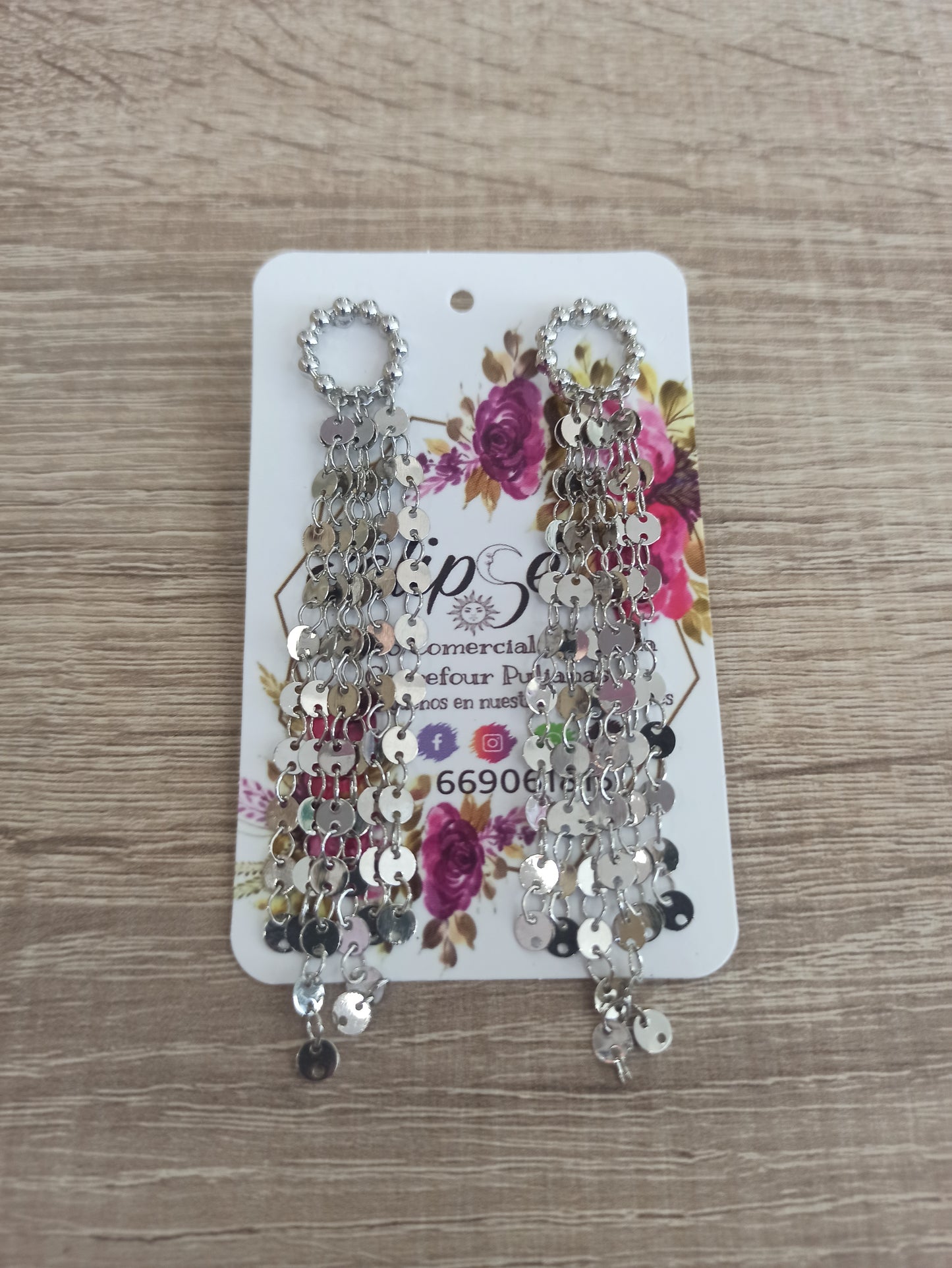 Pendientes plateados colgantes