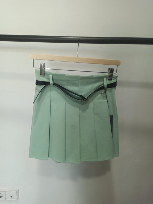 Falda verde con cinturón